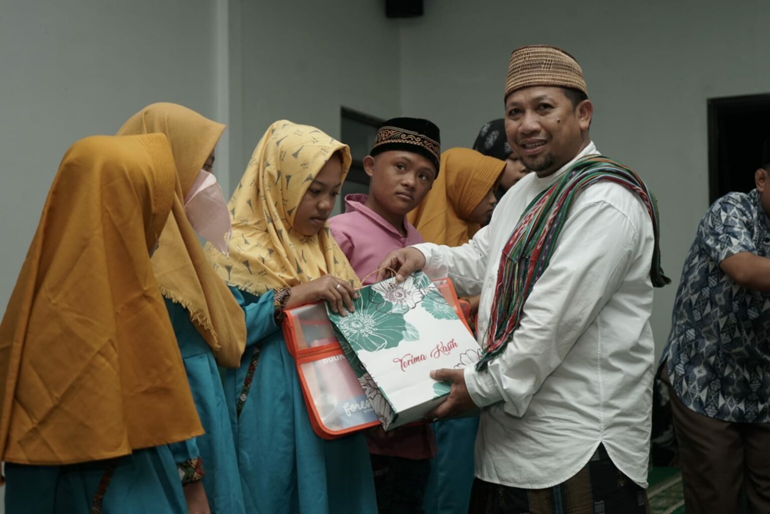 Dompet Dhuafa memberikan santunan kepada anak yatim di Masjid Al Majid, Lampung Utara