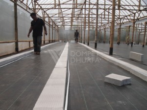 Proses instalasi air di dalam bangunan wakaf produktif Green House Lido Dompet Dhuafa