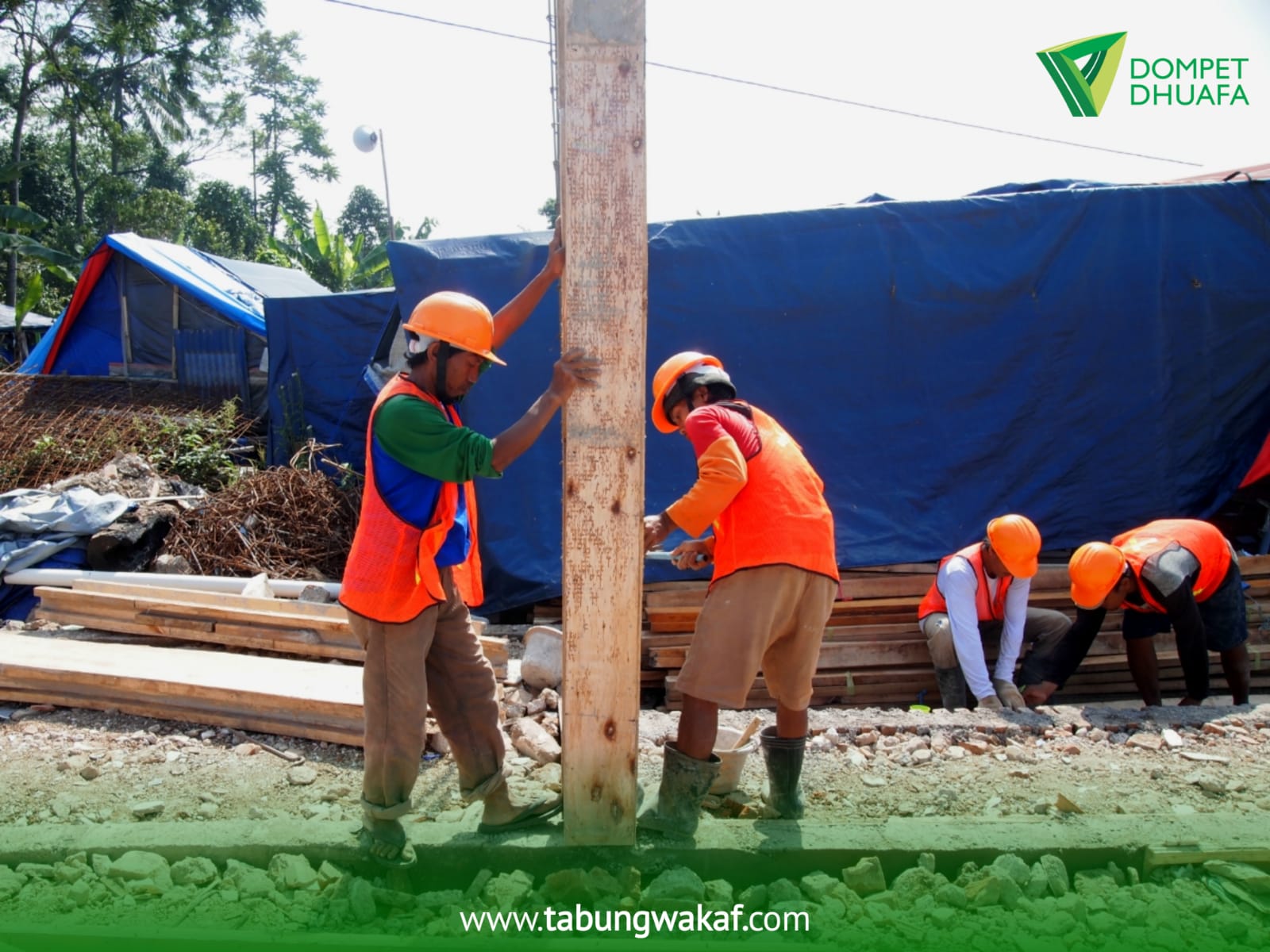 Dua Pekerja Konstruksi Mulai Membangun Tiang untuk Wakaf Masjid Cianjur Bangkit