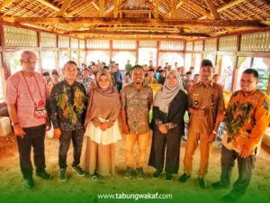 Foto Bersama Tim Dompet Dhuafa dan Jajaran Pemerintah Adat Buano Maluku serta Masyarakat Setempat Saat Proses Peresmian Sumur Wakaf 