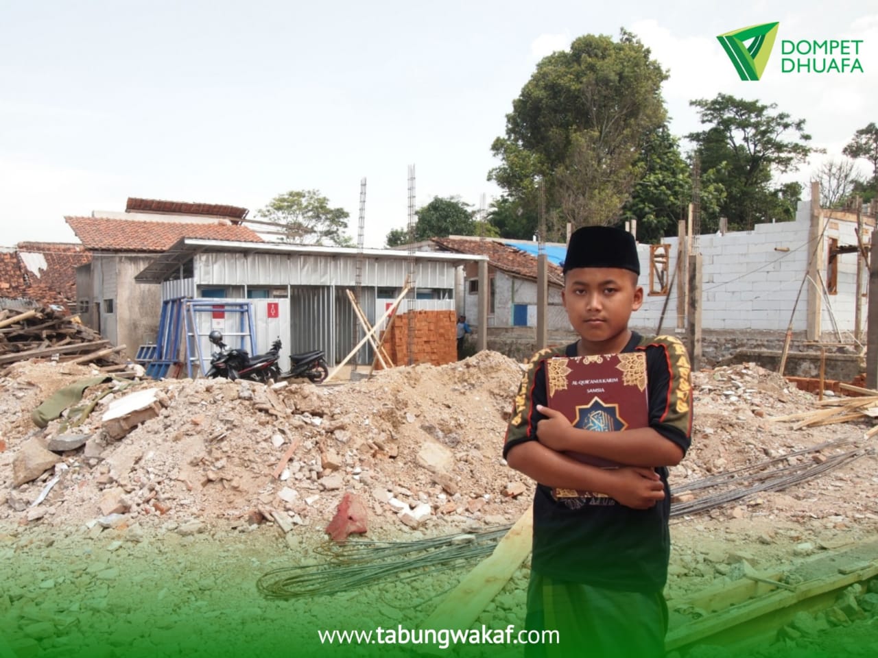 Hamzah (12) memeluk mushaf al-Qur'an di depan puing masjid Al-Barakah, Cianjur