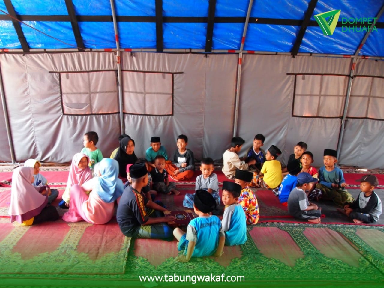 Sekumpulan anak-anak mengaji di tenda darurat