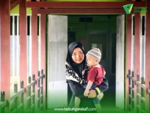 Kusmini menggendong anaknya di lorong RS AKA Sribawono, Lampung