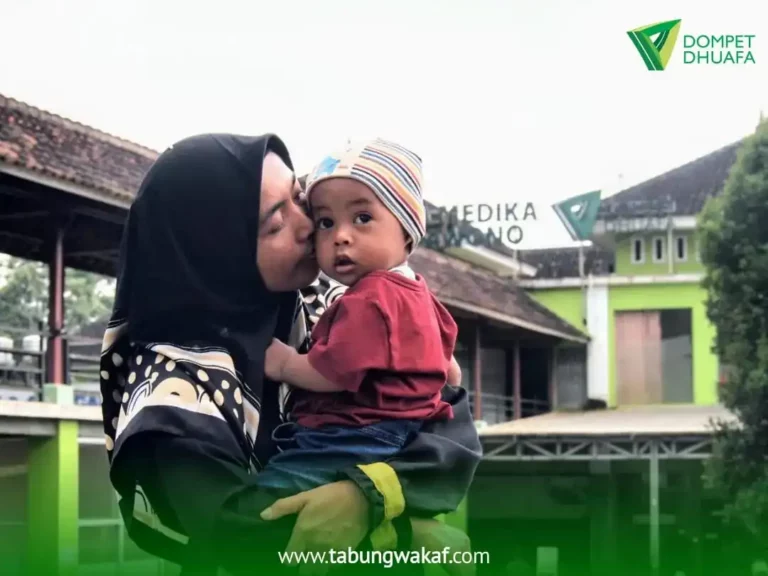 Kusmini bersama anaknya, penerima manfaat wakaf sehat RS AKA Sribawono Lampung
