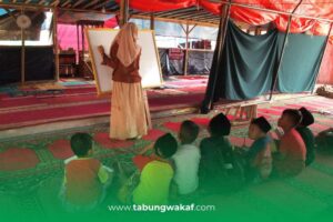 Ustazah Hamidah Sedang Mengajar Anak-anak Penyitas Gempa Cianjur